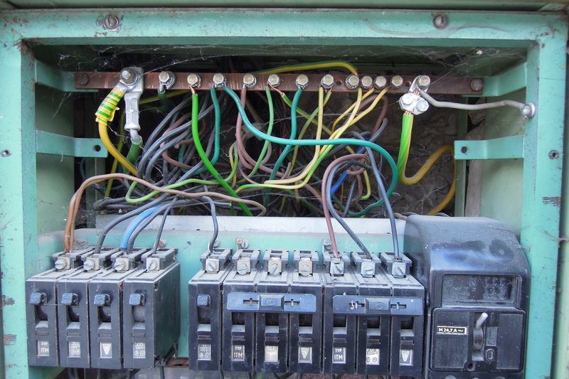 Electrical distribution board with DIN-rail breakers